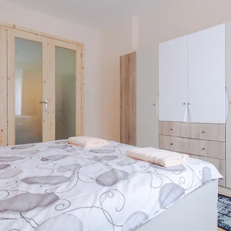The Right Choice 6 Apartment *